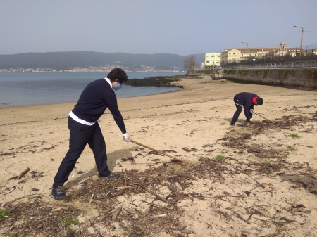 Limpiando la playa